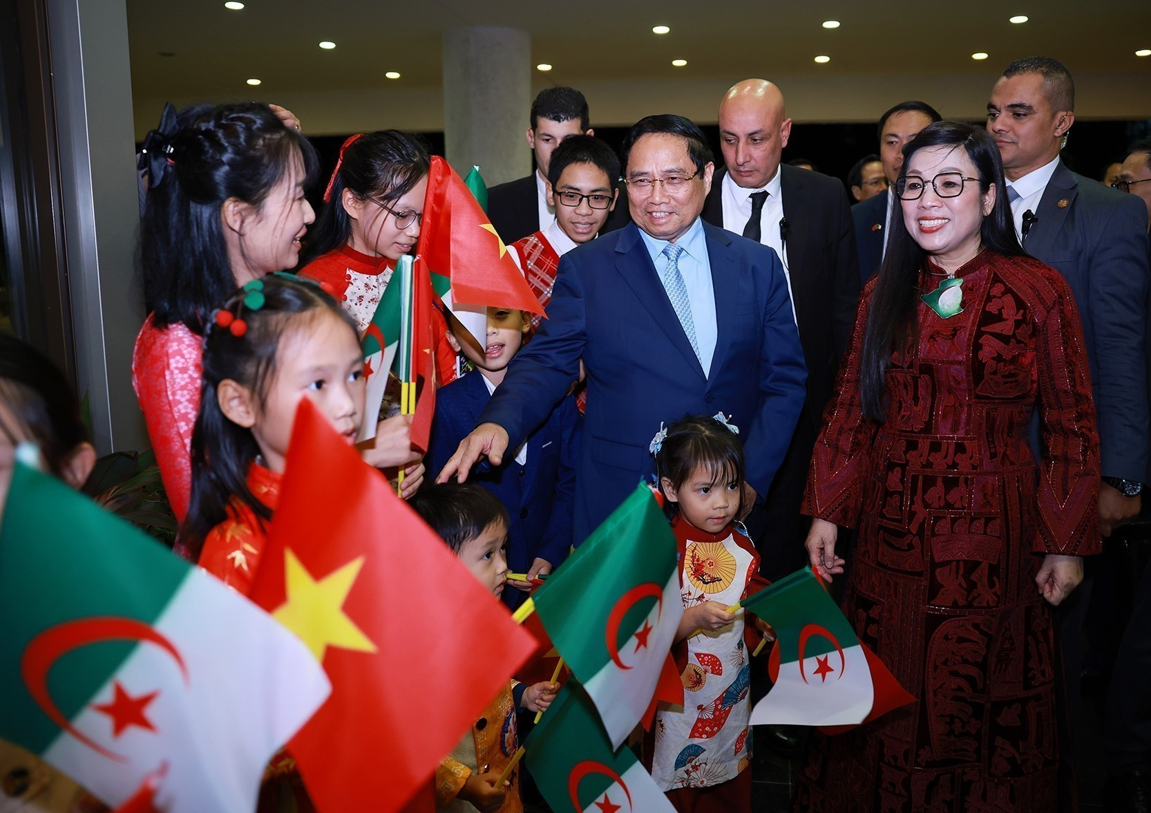 vna-potal-thu-tuong-va-phu-nhan-gap-cong-dong-nguoi-viet-nam-tai-algeria-8417110.jpg